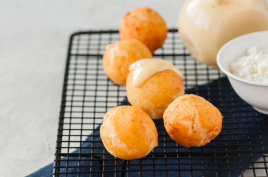 Vanilya lor ser ile küçük süzme peynir çörek (castgnole)