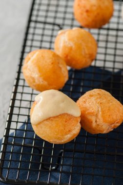 Vanilya lor ser ile küçük süzme peynir çörek (castgnole)