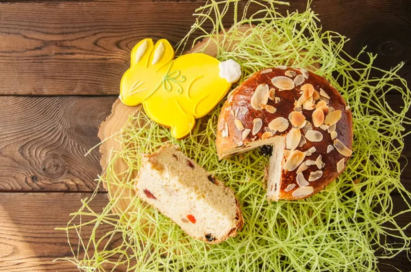 Easter orthodox sweet bread, slice of cottage cheese kulich and — Stock Photo, Image