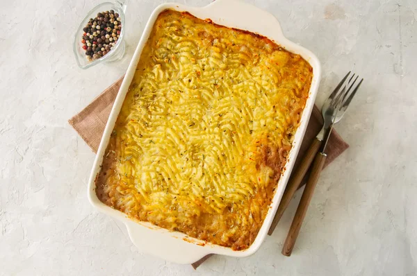 Pasteles de pastores - comida tradicional irlandesa. Servido en una cerámica dis — Foto de Stock