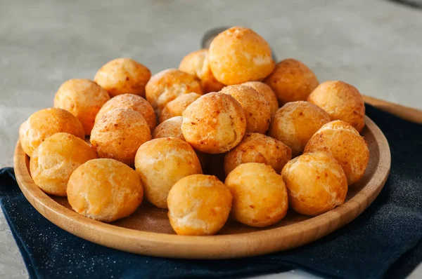 Ahşap bir PI için hizmet küçük süzme peynir çörek (castgnole)