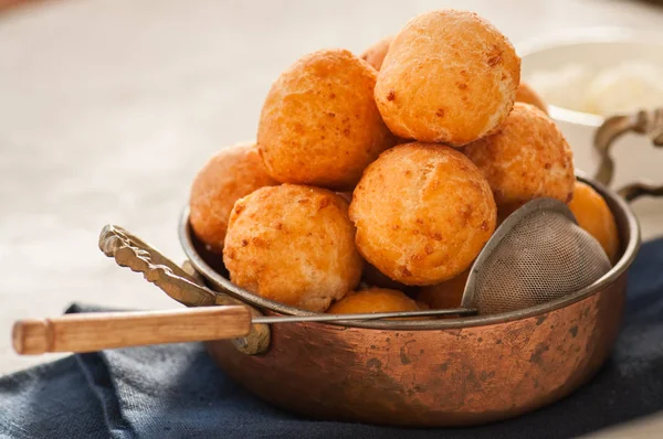 Küçük süzme peynir çörek (castgnole) bir vintage b hizmet