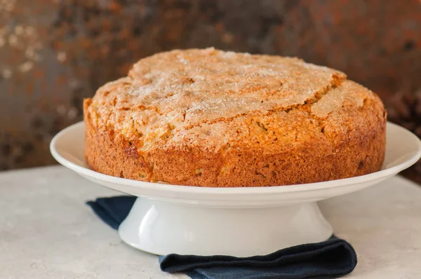 Vanilyalı krema soslu beyaz tabakta İrlandalı elmalı turta. Fes