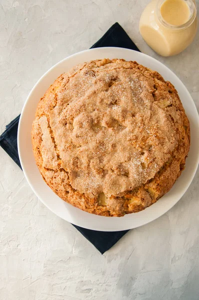 Vanilyalı krema soslu beyaz tabakta İrlandalı elmalı turta. Fes