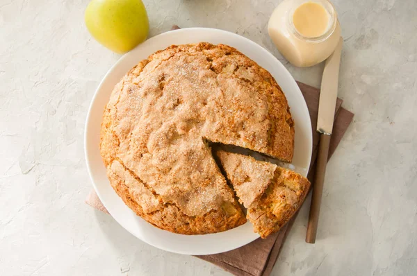 Ирландский яблочный пирог на белой тарелке с ванильным соусом. Фес — стоковое фото