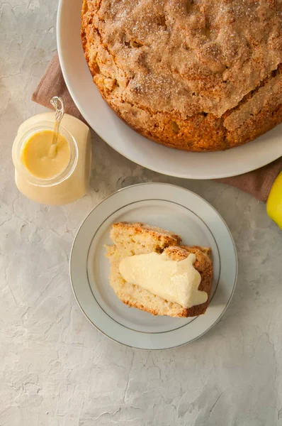 Vanilyalı krema soslu beyaz tabakta İrlandalı elmalı turta. Fes