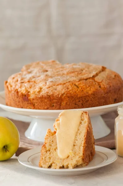 Torta di mele irlandese su un piatto bianco con salsa crema pasticcera alla vaniglia. Fes — Foto Stock