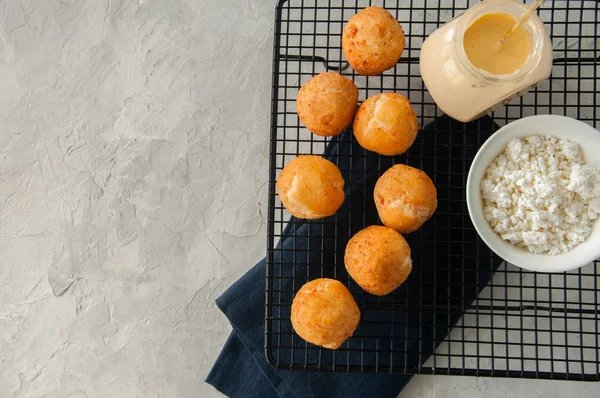 Vanilya lor ser ile küçük süzme peynir çörek (castgnole)