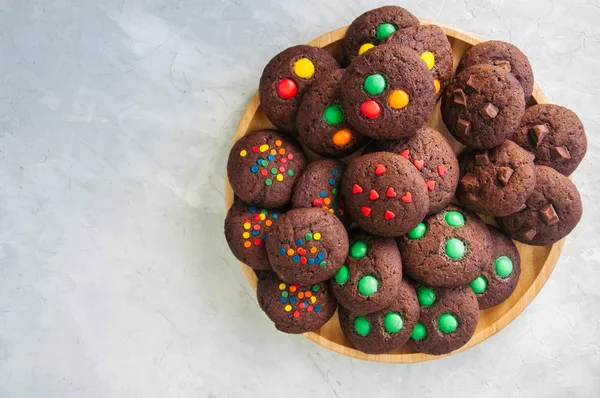 Conjunto de galletas de chocolate con diferentes decoraciones en un s blanco — Foto de Stock