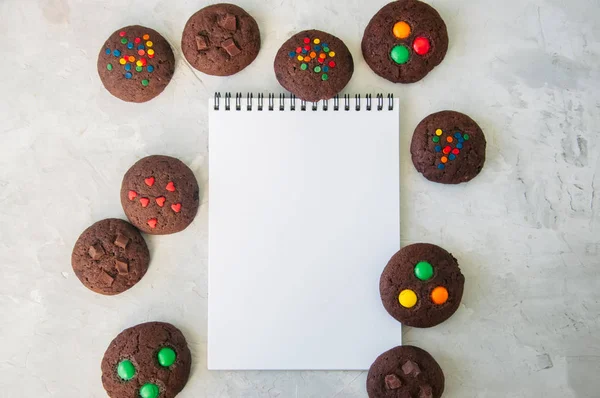 Set de galletas de chocolate con diferentes decoraciones y vacías p — Foto de Stock
