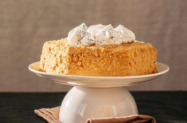 Tatlım pasta üstüne beze dekorasyonu ile. 