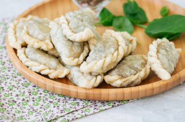 Kızarmış lezzetli pasties - el üzerinde beyaz bir backgro ıspanaklı börek