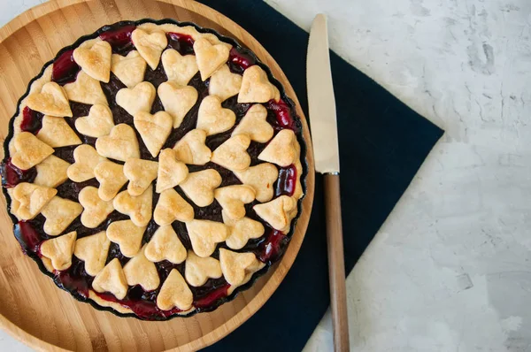 Tarte aux cerises avec décorations en forme de coeur à partir de pâte feuilletée — Photo