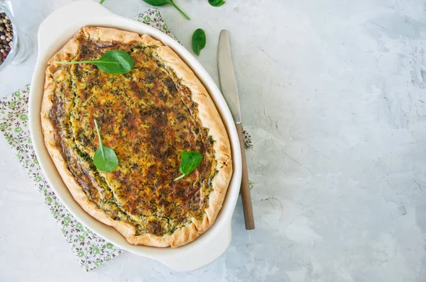 Quiche with spinach and cheese - savoty tart from flaky dough on — Stock Photo, Image