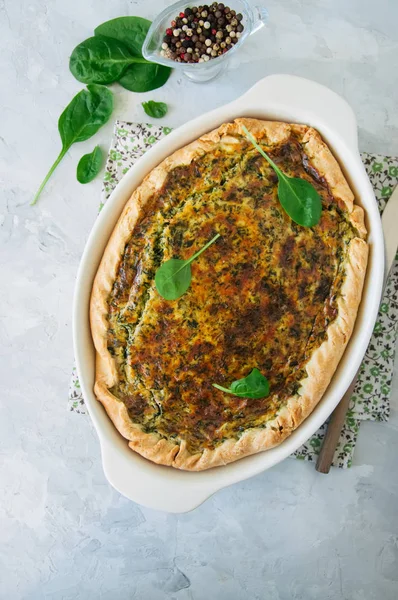 Quiche with spinach and cheese - savoty tart from flaky dough on — Stock Photo, Image