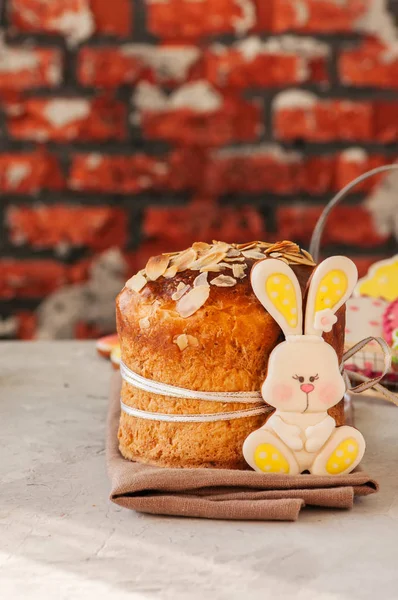 Пасхальный православный сладкий хлеб, творог кулич, красочная булочка — стоковое фото