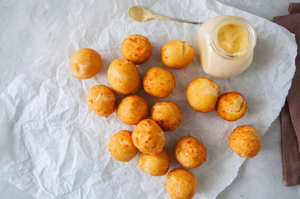 Rosquillas de requesón fritas con salsa de vainilla en una panadería — Foto de Stock