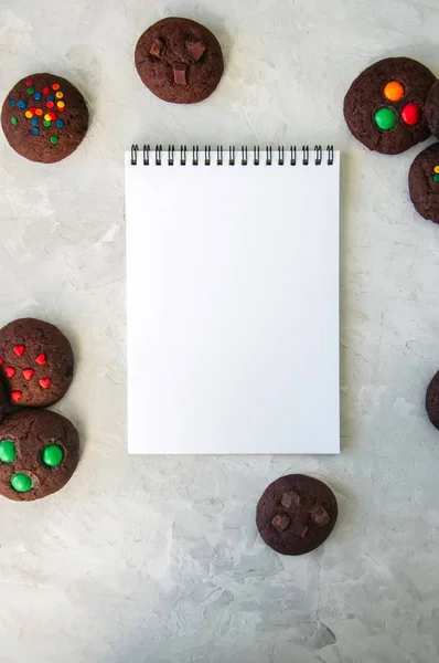 Conjunto de biscoitos de chocolate com diferentes decorações e p vazio — Fotografia de Stock