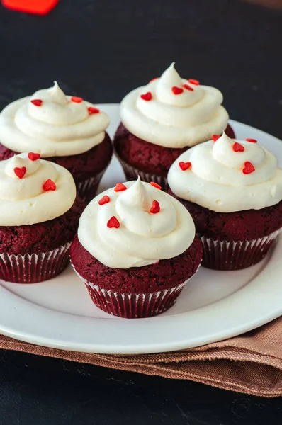Červené sametové cupcakes s tvarohem Glazovací na bílé plotně — Stock fotografie