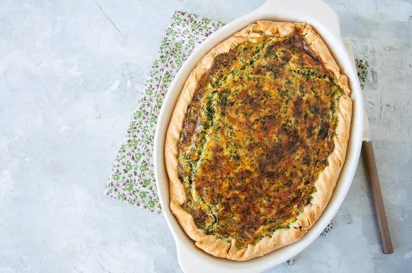 Quiche mit Spinat und Käse - herzhafte Torte aus flockigem Teig auf — Stockfoto