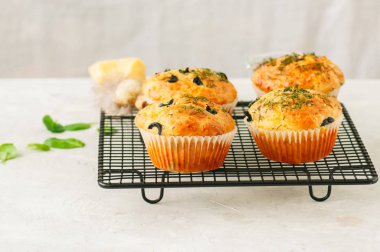 Zeytin ve beyaz s bir tel raf üzerinde otlar ile tuzlu kek