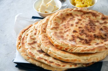 Patates püresi ve koyun peynir dolum gözleme beyaz ston üzerinde