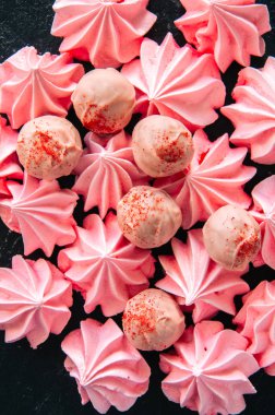 Beyaz çikolata ve çilek yer mantarı ve pembe beze öpücük