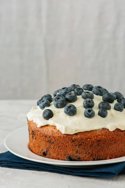 酸奶油和蓝莓蛋糕在一块白色石头的盘子上服务 — 图库照片