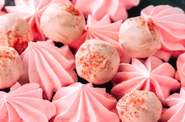 Chocolate blanco y trufas de fresa y besos de merengue rosa —  Fotos de Stock