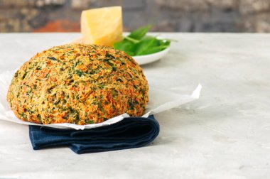 Peynirli ıspanaklı ekmek bir beyaz taş zemin üzerine fırından yeni çıkmış. Ru