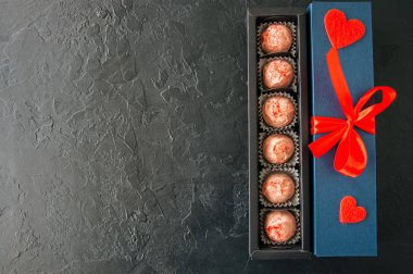 Bürokrasi ve siyah bir taş backg çikolata ile mavi hediye kutusu