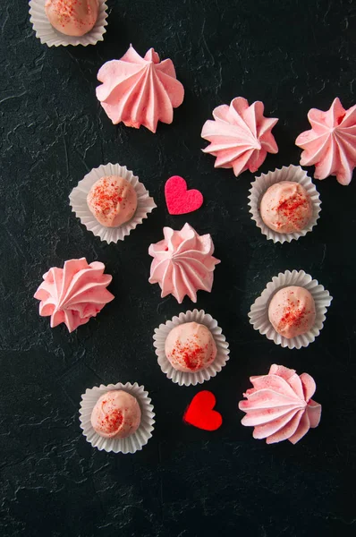 Trufas de fresa de chocolate blanco y besos de merengue rosa —  Fotos de Stock
