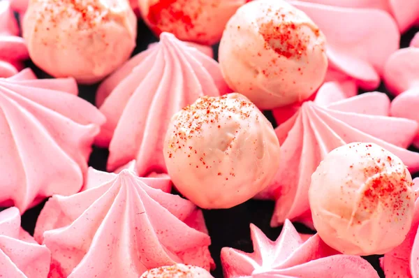 White chocolate strawberry truffles and pink meringue kisses on — Stock Photo, Image
