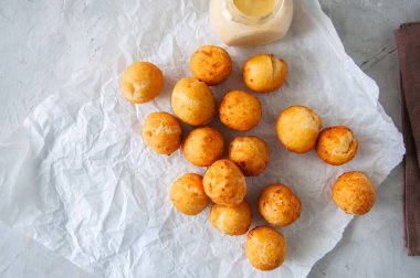 Kızarmış peynir çörek pişirme bir pa vanilya sosu ile