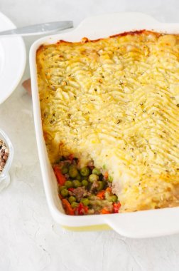 Çobanımız pasta - İrlandalı geleneksel yemekleri. Bir seramik dış hizmet