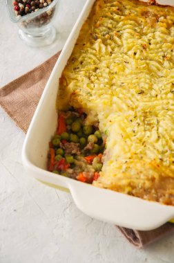 Çobanımız pasta - İrlandalı geleneksel yemekleri. Bir seramik dış hizmet