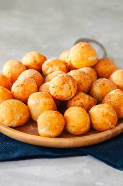 Ahşap bir PI için hizmet küçük süzme peynir çörek (castgnole)