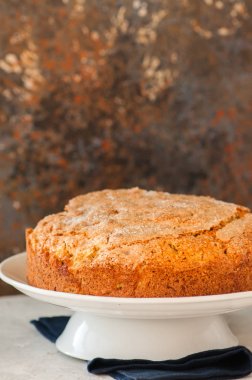 Vanilyalı krema soslu beyaz tabakta İrlandalı elmalı turta. Fes