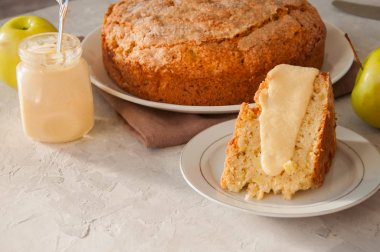 Vanilyalı krema soslu beyaz tabakta İrlandalı elmalı turta. Fes