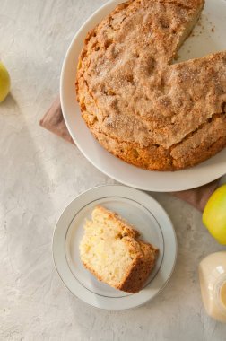 Vanilyalı krema soslu beyaz tabakta İrlandalı elmalı turta. Fes