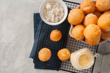 Bir tel raf üzerinde küçük süzme peynir çörek (castgnole) servis