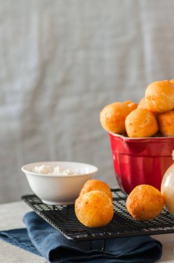 Bir tel raf üzerinde küçük süzme peynir çörek (castgnole) servis