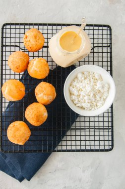 Bir tel raf üzerinde küçük süzme peynir çörek (castgnole) servis