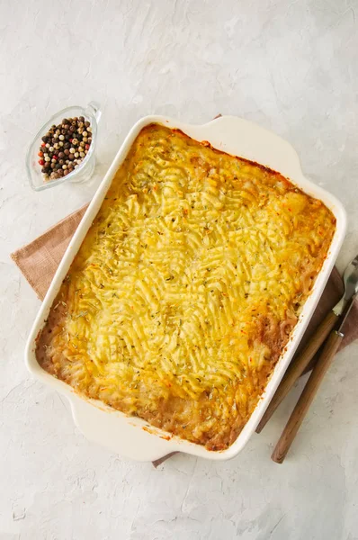 Shepherds pie -  Irish traditional food. Served in a ceramic dis — Stock Photo, Image