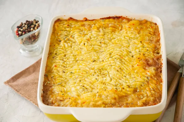 Herdar pie - irländsk traditionell mat. Serveras i en keramisk dis — Stockfoto