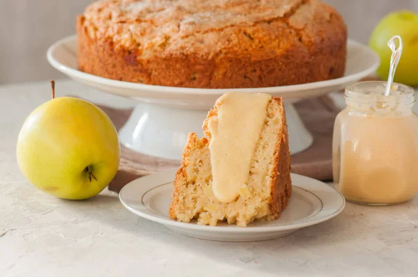 Torta di mele irlandese su un piatto bianco con salsa crema pasticcera alla vaniglia. Fes — Foto Stock