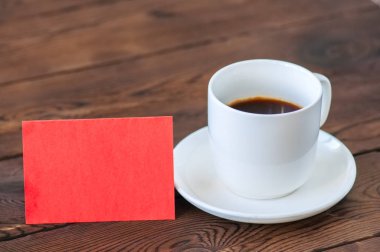 Bir ahşap zemin üzerinde siyah kahve. 