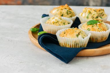 Beyaz peynir, ıspanak üzerinde ahşap plaka ile tuzlu kek