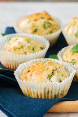 Beyaz peynir, ıspanak üzerinde ahşap plaka ile tuzlu kek