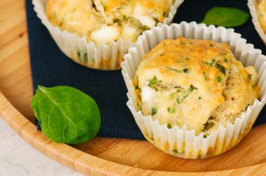 Beyaz peynir, ıspanak üzerinde ahşap plaka ile tuzlu kek